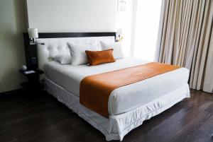 拉巴斯斯坦纳姆精品酒店&Spa的卧室配有一张带白色床单和枕头的大床。