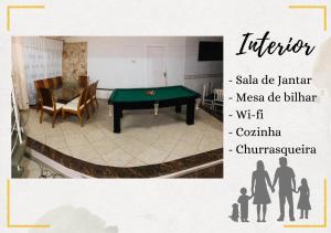 佩鲁伊比Hostel Recanto Peruíbe的配有乒乓球桌和人员的房间