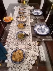 康提The Bliss Hostel Kandy的一张长桌,上面放着食物板
