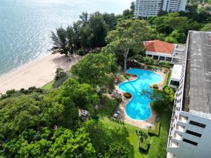 班昌普里马斯海滩水疗酒店的享有度假胜地的空中景致,设有游泳池和海滩