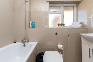 克劳利19A Apartment- Stylish & Cozy 1BR in The Heart of Crawley的白色的浴室设有卫生间和水槽。