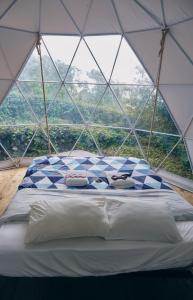 英雄港Quinta do Abacate - Glamping Park的美景圆顶帐篷内的一张床位