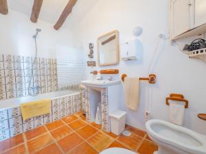 阿尔奇多纳Cubo's Cortijo El Perezon的一间带水槽和卫生间的浴室