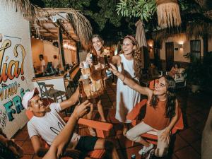 卡塔赫纳Viajero Cartagena Hostel的一群人在酒吧喝饮料