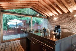 莫尔科泰Casa Brick by Quokka 360 - Luxury Design with Lake View的一个带水槽和大窗户的厨房