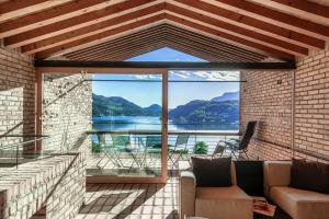 莫尔科泰Casa Brick by Quokka 360 - Luxury Design with Lake View的享有水景的客厅