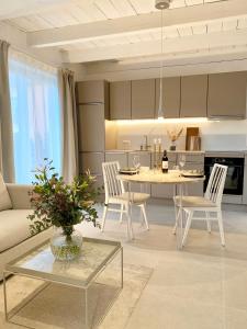 平讷贝格Cosy Concept - nahe Hamburg的厨房以及带桌椅的起居室。