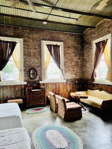 新奥尔良Inn at the Old Jail的一间卧室设有两张床、一张桌子和窗户。