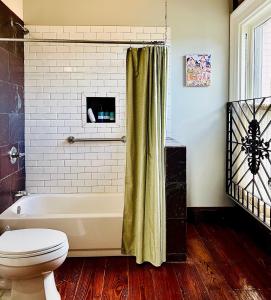 新奥尔良Inn at the Old Jail的一间带卫生间和浴缸的浴室