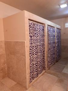 圣佩德罗沙洲海滨旅舍及餐厅的一间带两个推拉门的浴室