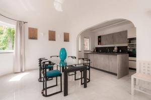 波西塔诺玛吉亚别墅的厨房里设有1间带桌椅的用餐室