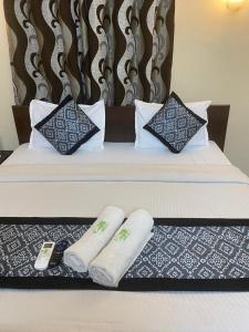 巴加Baga Beach Crystal的一张带两个枕头的床和毛巾