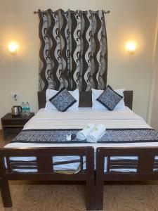 巴加Baga Beach Crystal的房间里的一张床位,上面有两条毛巾
