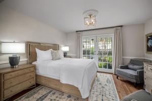 萨凡纳汉密尔顿-特纳酒店的卧室配有床、椅子和窗户。