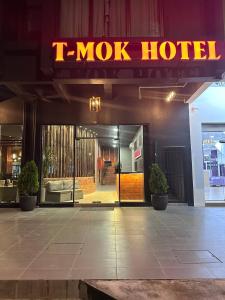 雪邦T-MOK Hotel的大楼内有标志的tmax酒店