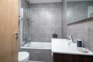 里斯本BeGuest Bright Inn Lisbon Apartment的浴室配有卫生间、盥洗盆和淋浴。