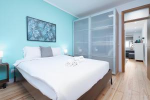 里斯本BeGuest Bright Inn Lisbon Apartment的蓝色墙壁的房间里一张大白色的床