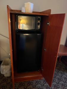 莫雷诺谷Hotel Xola的冰箱上的小微波炉