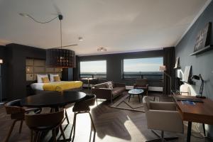 海牙海牙塔顶层公寓的酒店客房带一张床、一张桌子和椅子