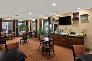 丹德里奇丹德里奇品质酒店的一间带桌椅和电视的用餐室