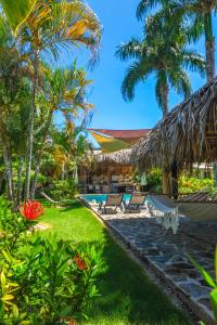 拉斯特拉纳斯Hotel Enjoy的一个带游泳池和棕榈树的度假村