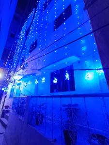 瓦拉纳西Sankardev Guest House D24 35的天花板上灯亮的建筑