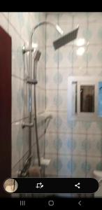 杜阿拉Superbe appartement的带淋浴、水槽和淋浴的浴室