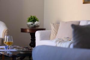 圣玛格丽塔-利古雷Daisy by PortofinoHomes的坐在客厅沙发上的猫