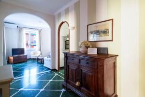 圣玛格丽塔-利古雷Daisy by PortofinoHomes的一间客厅,客厅内配有木制梳妆台