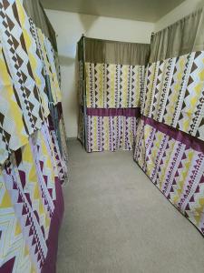 迪拜orange hostel的一间设有床和窗帘的房间