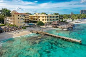 科苏梅尔Playa Azul Cozumel的享有度假胜地和海洋的空中景致
