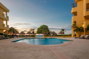 科苏梅尔Playa Azul Cozumel的度假村中央的游泳池