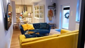 不来梅港City Studio Kormoran的一间带黄色沙发的客厅和一间厨房
