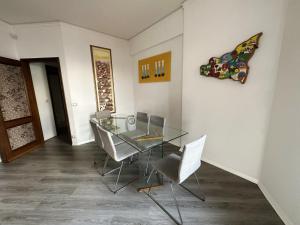 阿奇卡斯泰洛Diego's House的一间设有玻璃桌和椅子的用餐室