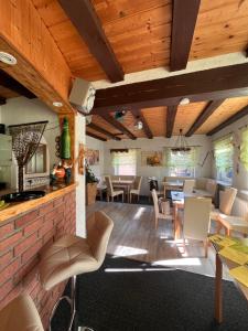 SatowPension 5 Ferienhof Hanstorf的一个带木制天花板的用餐和客厅