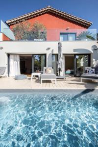 艾日GROUND FLOOR VILLA GRAZIELLA 200 M FROM THE BEACH的一座带游泳池和房子的别墅