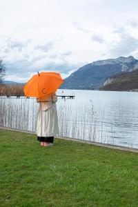 杜约特克洛斯马尔塞酒店的站在湖边的橘子伞