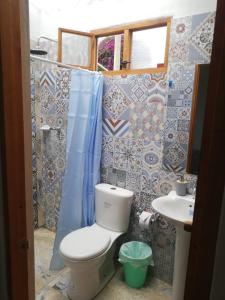 SutamarchánCABAÑA LOS JUANES的一间带卫生间和水槽的浴室
