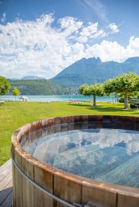 杜约特克洛斯马尔塞酒店的享有湖泊和山脉美景的热水浴池
