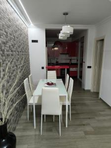 隆达Casa Daybru的一间设有白色桌子和白色椅子的用餐室
