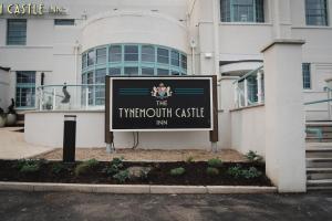 泰恩茅斯The Tynemouth Castle Inn - The Inn Collection Group的建筑前的标志