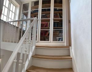 凯隆堡Nordsoe Housing-Rørby Kalundborg的楼梯,书架,书架