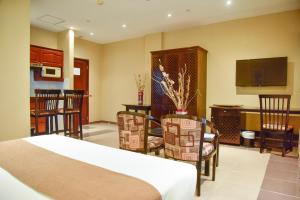 达累斯萨拉姆海港景酒店的带床和椅子的客房以及厨房