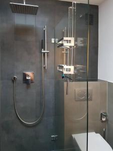 菲尔德施塔特Studio Nähe Flughafen-Messe Stuttgart的带淋浴和盥洗盆的浴室