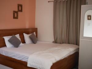 瑞诗凯诗Flow House的一间卧室配有带白色床单和枕头的床。