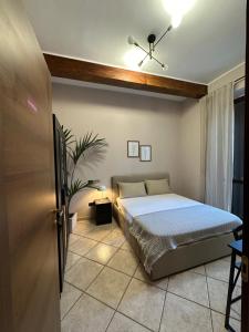 巴列塔Bed & Breakfast Federico II的一间卧室设有一张床和天花板