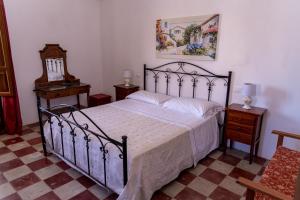 博尔加涅马塞利亚卡里亚尼农家乐的一间卧室配有床、两张桌子和镜子
