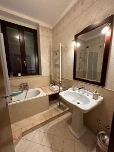 巴列塔Bed & Breakfast Federico II的一间带水槽、浴缸和镜子的浴室