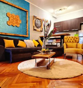 诺维萨德Apartman Marijana的客厅配有沙发和桌子