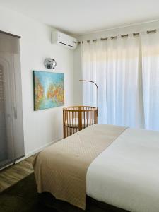 卡斯卡伊斯Apartamento Gandarinha junto ao Mar的一间卧室设有一张床和一个窗口